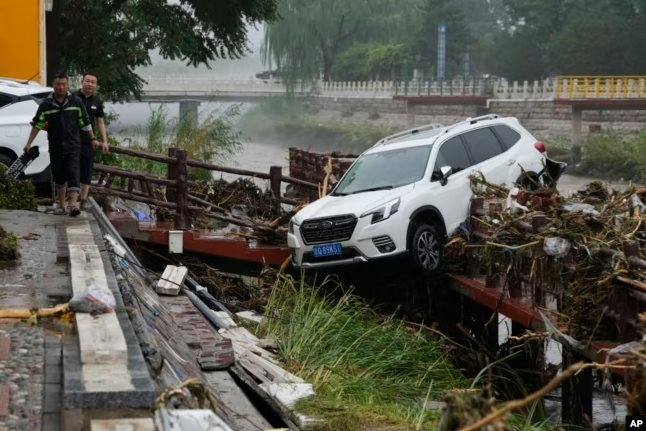Hàng loạt ô tô chìm trong biển nước, đường biến thành sông, cầu gãy làm đôi... sau trận mưa lũ lớn nhất trong 140 năm qua ở Trung Quốc - Ảnh 5.