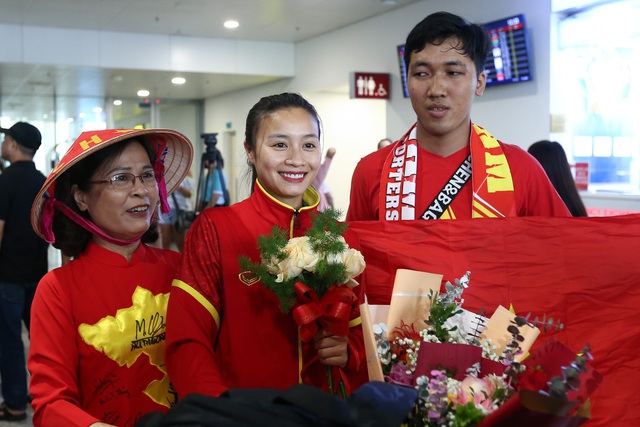 CĐV hô vang hai chữ Việt Nam khi đón tuyển nữ trở về sau hành trình World Cup 2023 - Ảnh 12.