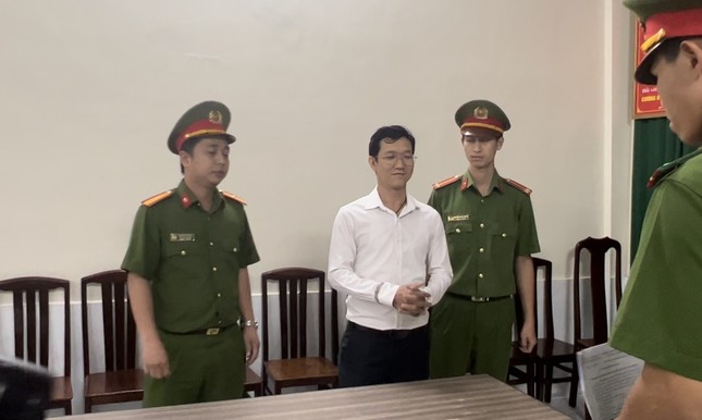 Tòa triệu tập ca sĩ Đàm Vĩnh Hưng, Thủy Tiên tới phiên tòa xét xử bà Phương Hằng - Ảnh 1.