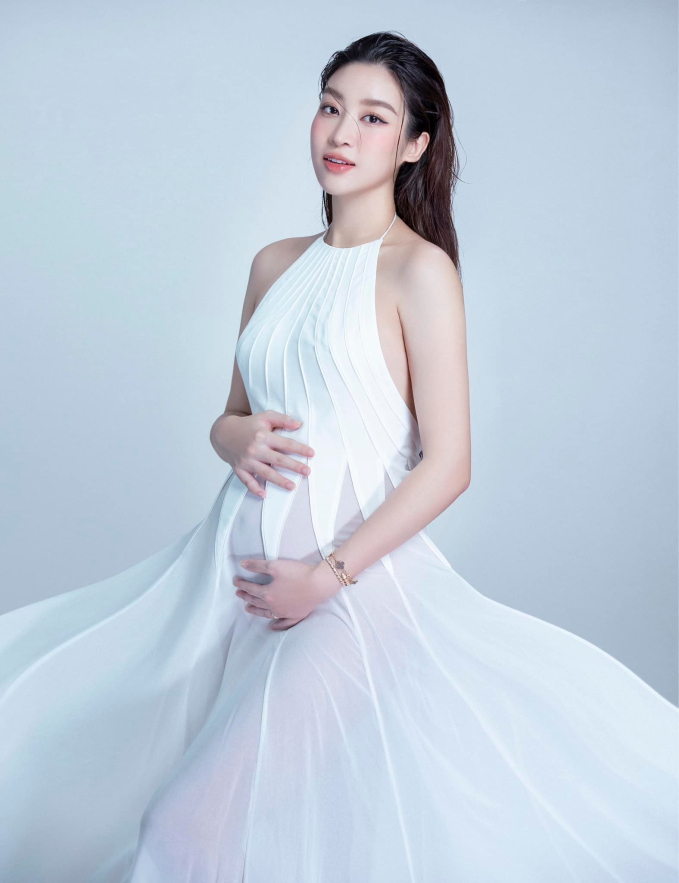 Đỗ Mỹ Linh lần đầu lộ diện bên dàn hậu sau khi sinh con gái, nhan sắc gây chú ý - Ảnh 2.