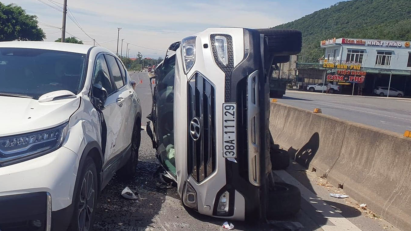 Đằng sau những bức ảnh TNGT: Nghi buồn ngủ, Hyundai Tucson bay qua bên kia đường đâm vào Honda CR-V - Ảnh 2.