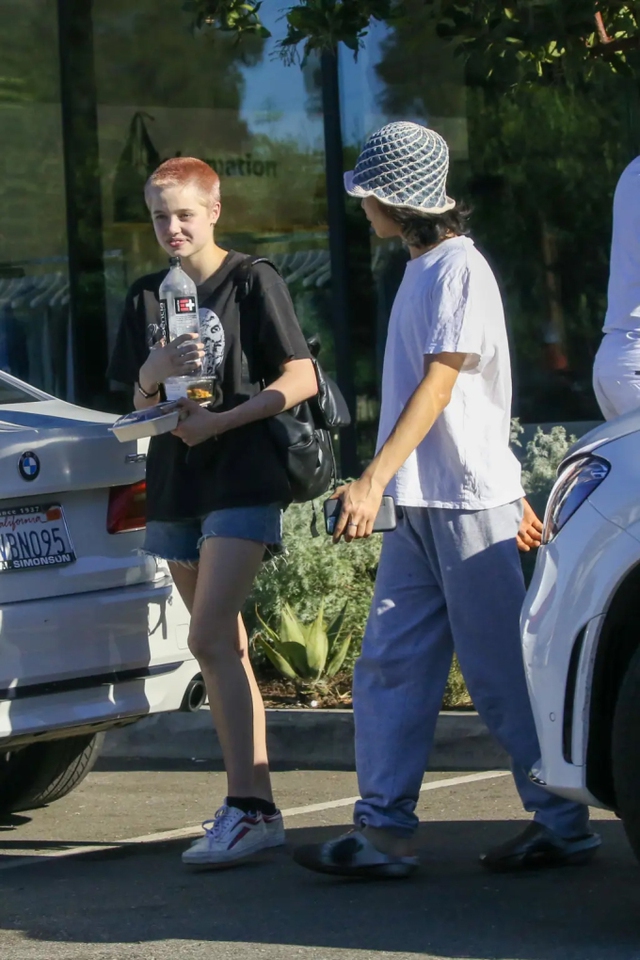 Angelina Jolie's Shiloh is different when going out to eat with friends, all eyes focus on one thing - Photo 3.