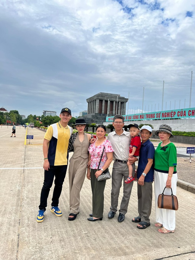  Vợ chồng Hồ Tấn Tài đến thăm gia đình Văn Hậu, Quang Hải, vắng mặt Chu Thanh Huyền  - Ảnh 5.