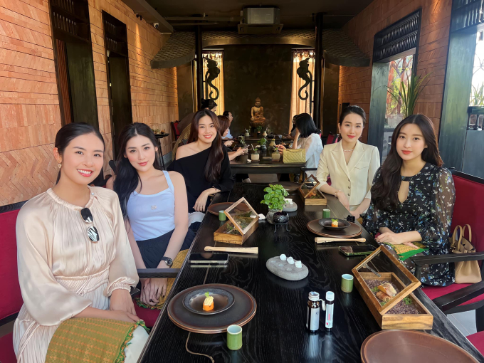 Đỗ Mỹ Linh lần đầu lộ diện bên dàn hậu sau khi sinh con gái, nhan sắc gây chú ý - Ảnh 1.