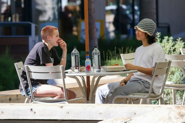 Angelina Jolie's Shiloh is different when going out to eat with friends, all eyes focus on one thing - Photo 2.
