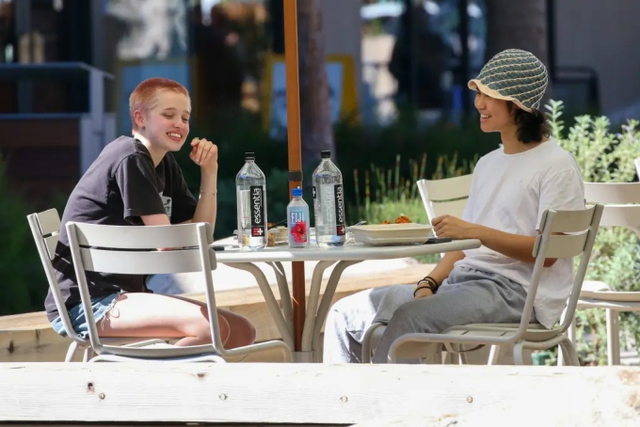 Angelina Jolie's Shiloh is different when going out to eat with friends, all eyes focus on one thing - Photo 1.