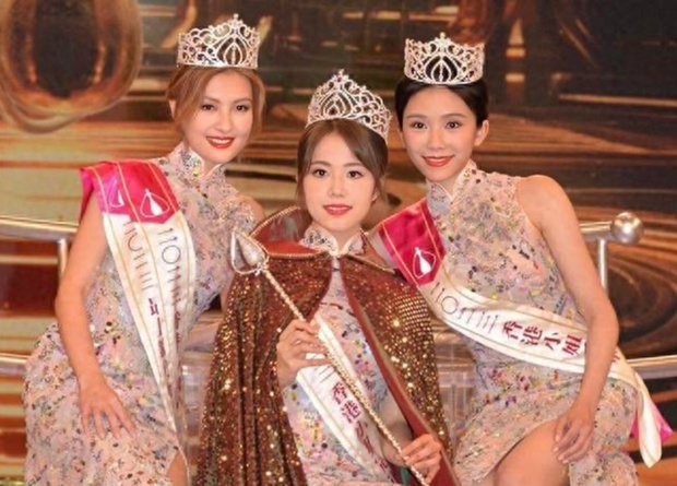 Bản sao IU đăng quang dù bị ghét nhất Hoa hậu Hong Kong (Trung Quốc), 1 người đẹp tỏ thái độ bất mãn ra mặt ngay trên sân khấu? - Ảnh 2.