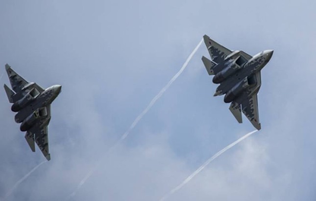 Nhận thêm tên lửa có tầm bắn 300 km, tiêm kích Su-57 như ‘hổ mọc thêm cánh’ - Ảnh 1.