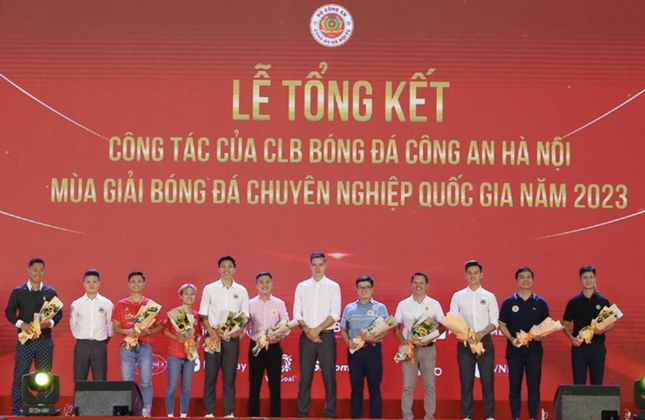 Vô địch V-League, Văn Hậu và đồng đội nhận bằng khen của Bộ trưởng Bộ Công an - Ảnh 3.