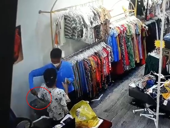 CLIP: Nam thanh niên cầm dao nhọn hoắt khống chế người phụ nữ trong shop quần áo - Ảnh 2.