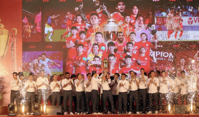 Vô địch V-League, Văn Hậu và đồng đội nhận bằng khen của Bộ trưởng Bộ Công an - Ảnh 1.