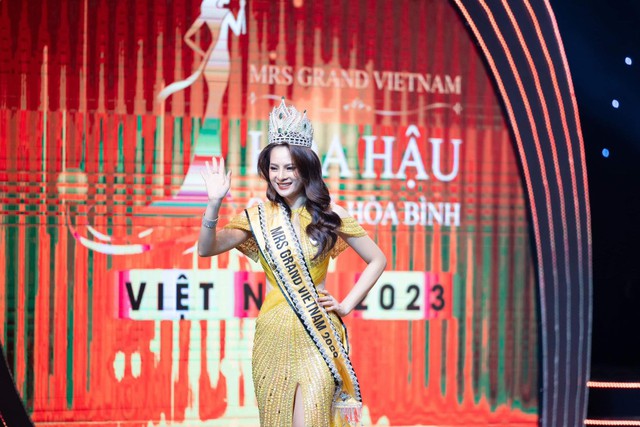 Đoàn Thị Thu Hằng đăng quang Mrs Grand Vietnam 2023 - Ảnh 3.
