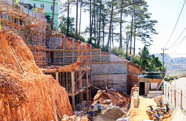 Công trình khoét đồi thông, xây nhà ở cửa ngõ Đà Lạt lại bị đình chỉ thi công - Ảnh 2.