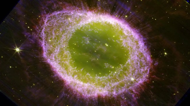 Kính thiên văn James Webb chụp được bản xem trước về tương lai xa của Mặt trời - Ảnh 1.