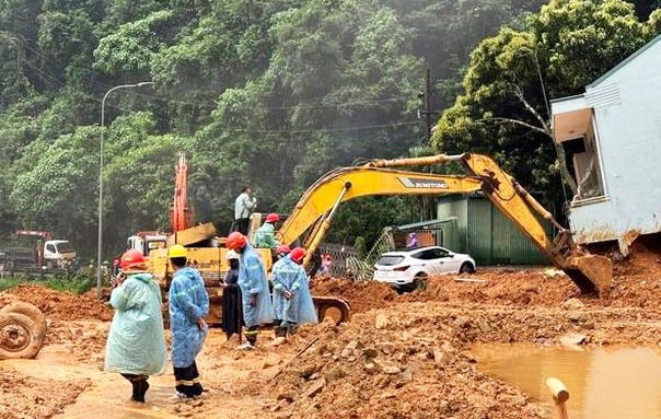 Bốn người thoát chết trong vụ lở núi đè bẹp đầu ô tô - Ảnh 3.