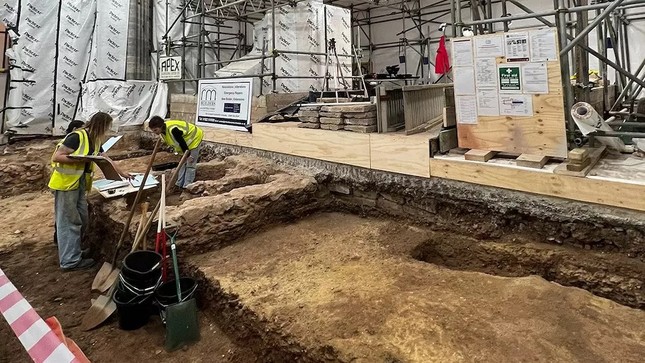 Khai quật hầm mộ bí ẩn trong nhà thờ thời trung cổ ở Anh - Ảnh 1.