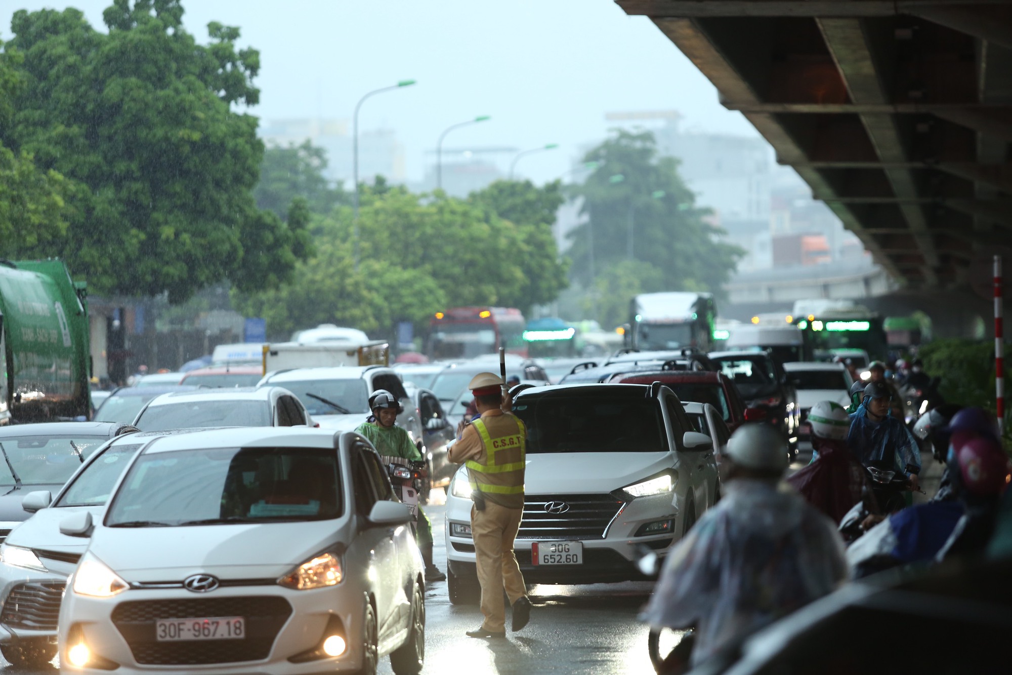 Hà Nội: Mưa lớn đúng giờ đi làm, người dân chen chân giữa dòng xe chật cứng - Ảnh 6.