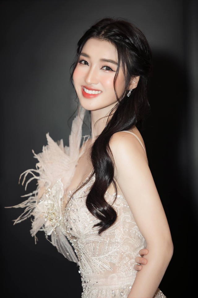 Á hậu Phương Nhi gây sốt với vòng 1 gợi cảm, vướng nghi vấn can thiệp thẩm mỹ