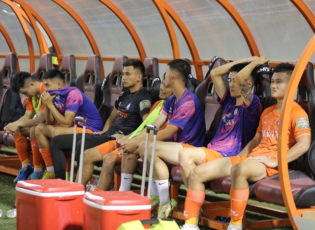 Cầu thủ SHB Đà Nẵng đổ gục sau trận thua SLNA, bước một chân xuống hạng ở V.League 2023 - Ảnh 2.