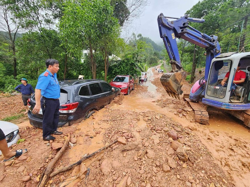 Xung quanh điểm sạt lở ở Sóc Sơn, hàng loạt mảng đồi trơ trọi - Ảnh 5.