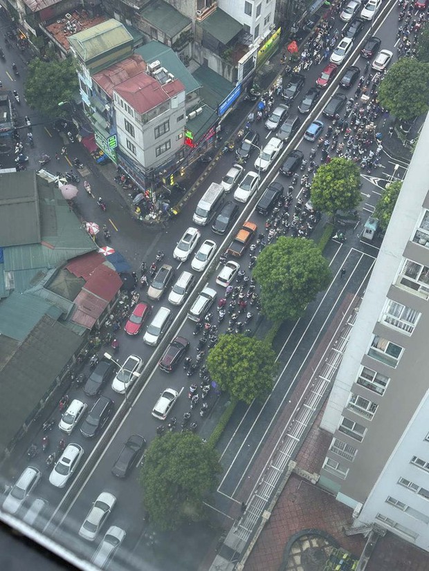  Hà Nội mưa cả ngày, nhiều người đổ về quê vào giờ cao điểm khiến đường phố ùn tắc nghiêm trọng nhiều giờ - Ảnh 8.