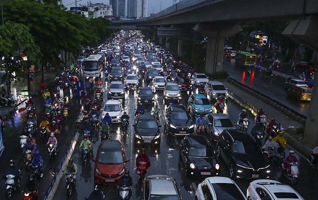  Hà Nội mưa cả ngày, nhiều người đổ về quê vào giờ cao điểm khiến đường phố ùn tắc nghiêm trọng nhiều giờ - Ảnh 6.