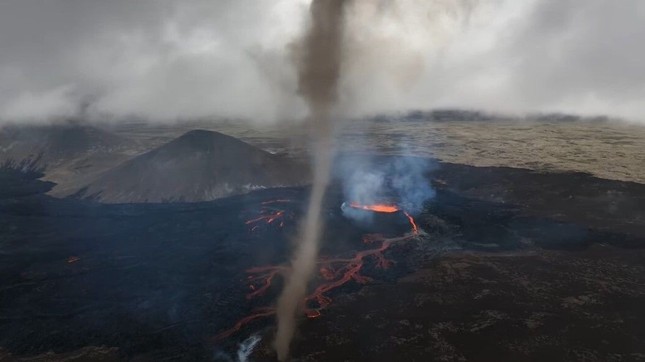 Núi lửa mới phun trào của Iceland hiện đang phun lốc xoáy - Ảnh 3.