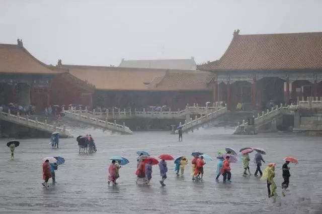 Mưa bão hoành hành khiến Cố cung Bắc Kinh xuất hiện cảnh tượng hiếm hoi: Tử Cấm Thành chưa từng ngập nước suốt 600 năm? - Ảnh 19.