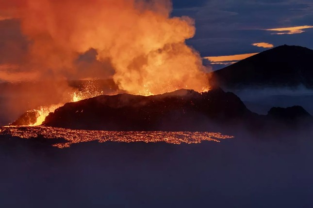 Núi lửa mới phun trào của Iceland hiện đang phun lốc xoáy - Ảnh 1.