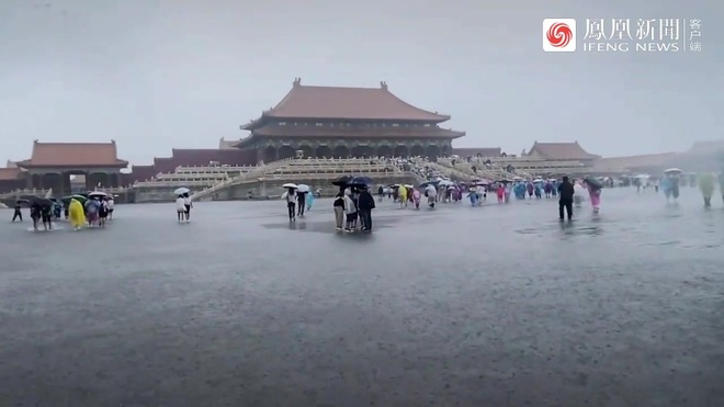 Mưa bão hoành hành khiến Cố cung Bắc Kinh xuất hiện cảnh tượng hiếm hoi: Tử Cấm Thành chưa từng ngập nước suốt 600 năm? - Ảnh 14.