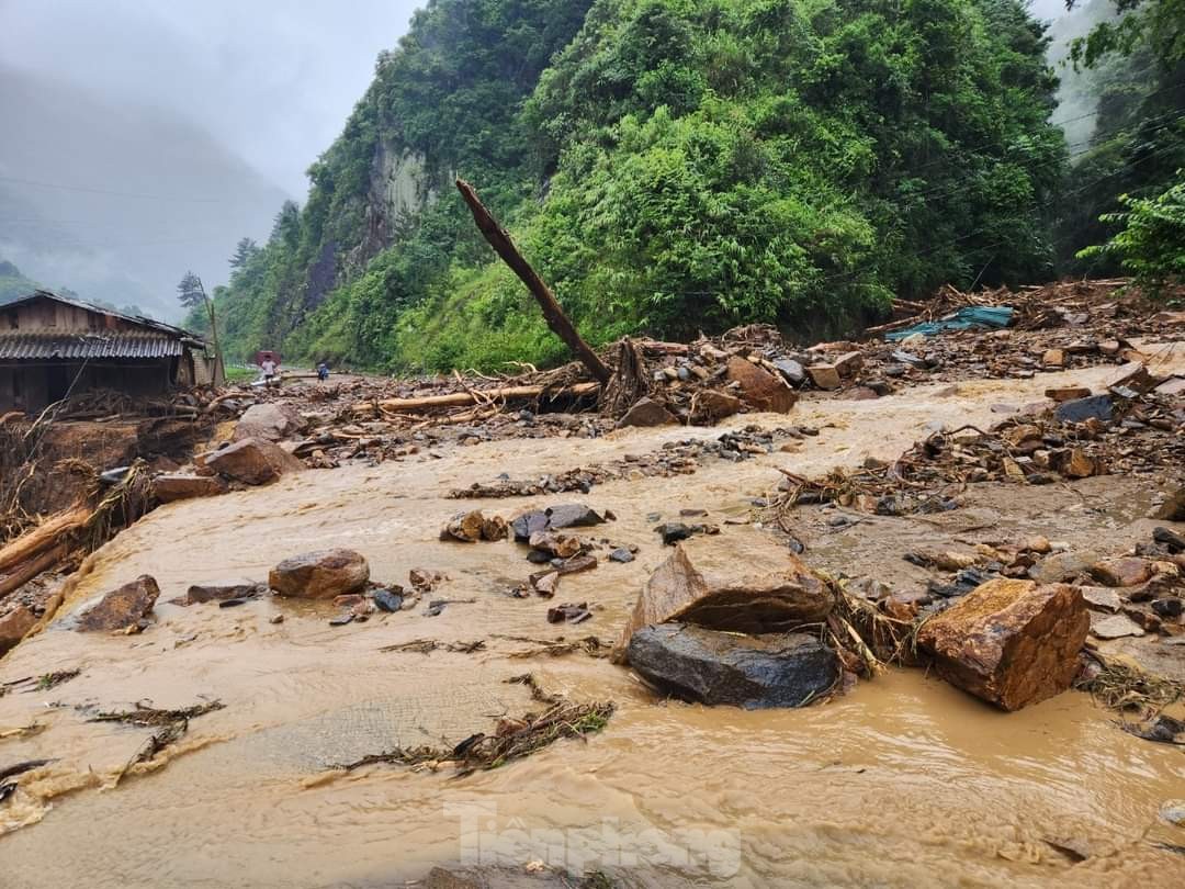 Hình ảnh bên trong hai xã bị cô lập do mưa lũ ở Yên Bái - Ảnh 4.