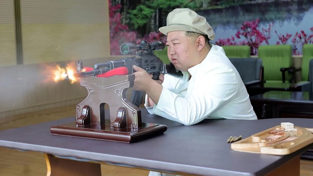 Chủ tịch Triều Tiên Kim Jong-un thăm các nhà máy vũ khí lớn - Ảnh 8.