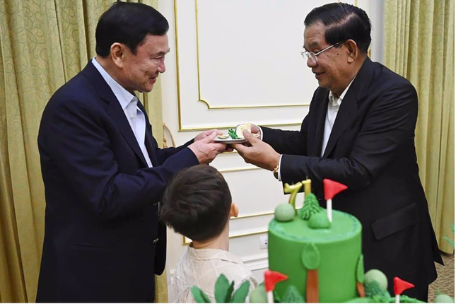 Cựu Thủ tướng Thái Lan Thaksin bất ngờ xuất hiện trong tiệc sinh nhật Thủ tướng Campuchia Hun Sen - Ảnh 1.