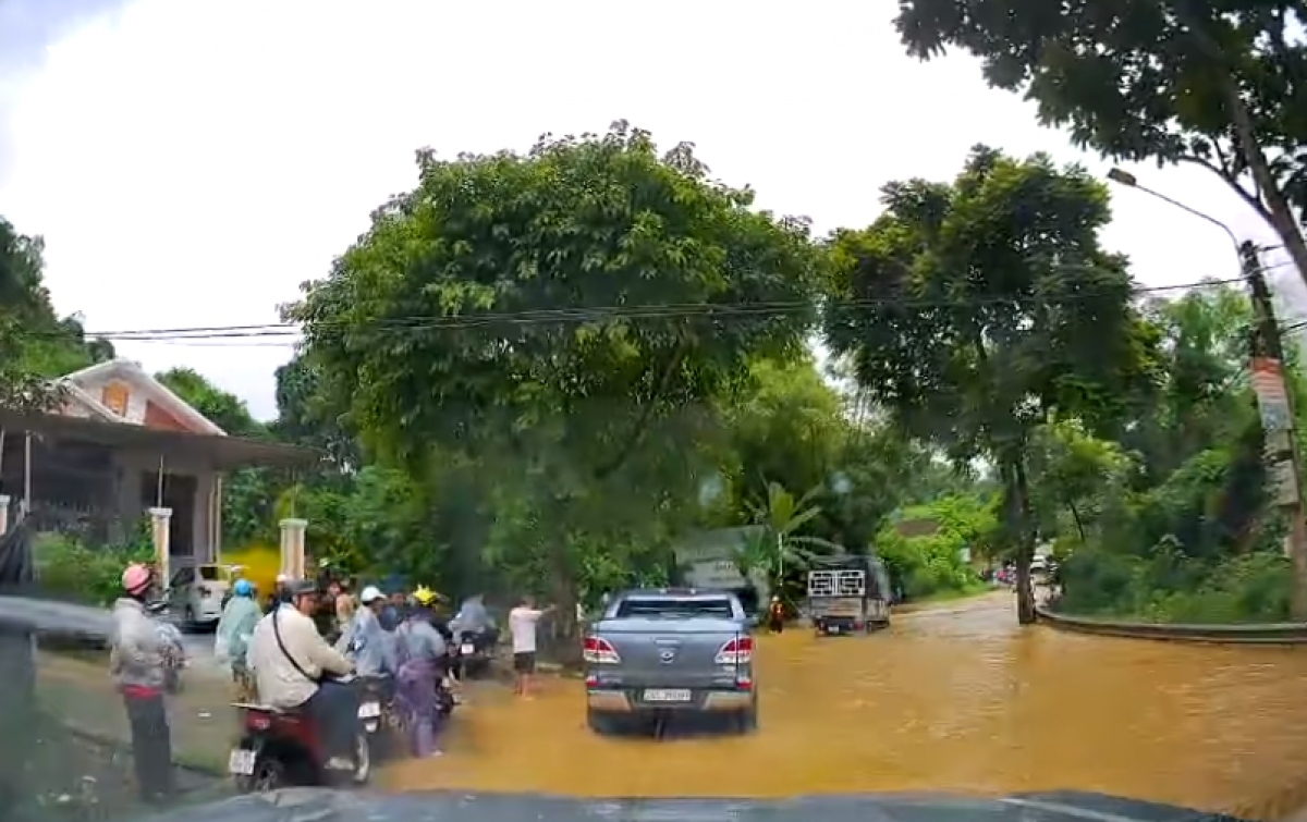 1 cháu nhỏ tử vong do sạt lở ở Lào Cai, sơ tán khẩn trương 5 hộ dân - Ảnh 1.