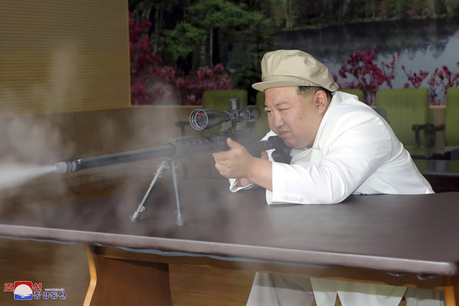 Chủ tịch Triều Tiên Kim Jong-un thăm các nhà máy vũ khí lớn - Ảnh 7.