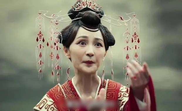 Địch Lệ Nhiệt Ba bị chê như mẹ chú rể trong phim - Ảnh 2.