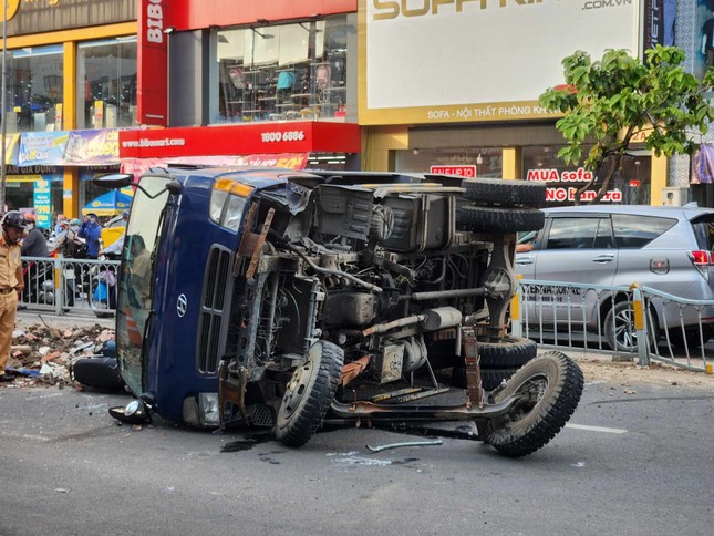 Xe ben lật đè cô gái đi xe máy, người dân xúm lại giải cứu - Ảnh 2.