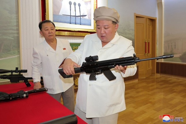 Chủ tịch Triều Tiên Kim Jong-un thăm các nhà máy vũ khí lớn - Ảnh 6.