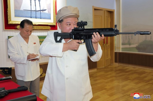Chủ tịch Triều Tiên Kim Jong-un thăm các nhà máy vũ khí lớn - Ảnh 5.