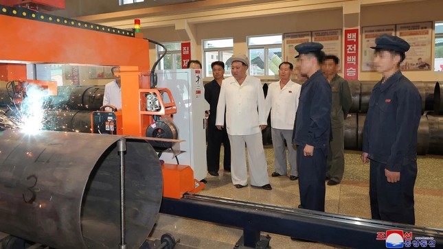 Chủ tịch Triều Tiên Kim Jong-un thăm các nhà máy vũ khí lớn - Ảnh 4.