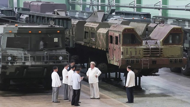 Chủ tịch Triều Tiên Kim Jong-un thăm các nhà máy vũ khí lớn - Ảnh 3.