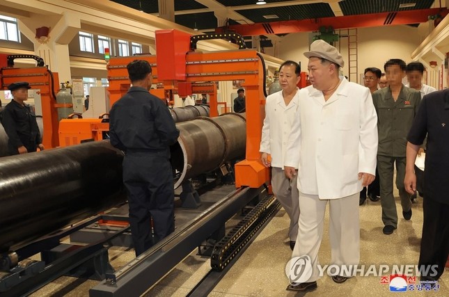 Chủ tịch Triều Tiên Kim Jong-un thăm các nhà máy vũ khí lớn - Ảnh 2.