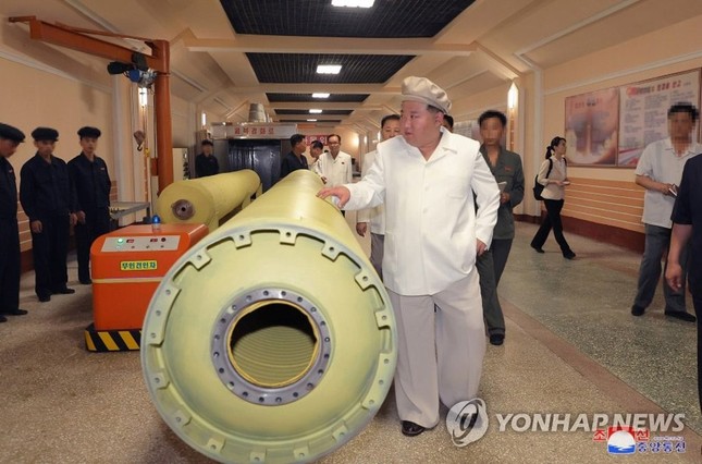 Chủ tịch Triều Tiên Kim Jong-un thăm các nhà máy vũ khí lớn - Ảnh 1.