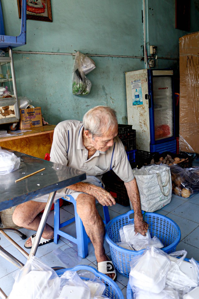 Tiệm cơm chay 0 đồng giữa TP. Hồ Chí Minh của hai ông bà ngoài 70 tuổi - Ảnh 3.