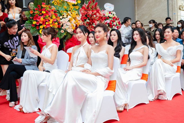 Hoa hậu Mai Phương đọ sắc với dàn hoa, á hậu, tiết lộ công việc tại VTV - Ảnh 1.
