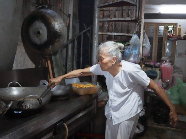 Tiệm cơm chay 0 đồng giữa TP. Hồ Chí Minh của hai ông bà ngoài 70 tuổi - Ảnh 2.
