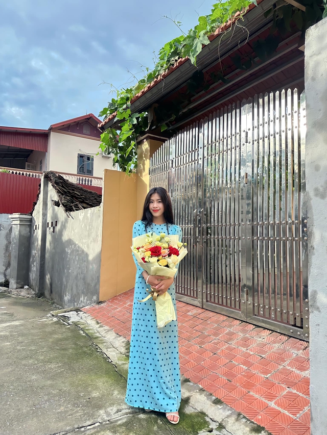 ‘Cơn lốc đường biên’ Thanh Nhã duyên dáng trong tà áo dài