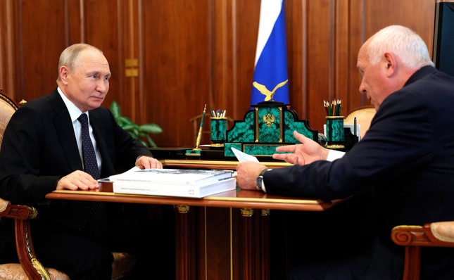 Tổng thống Putin nói Nga cần tăng cường sản xuất các loại vũ khí mới nhất - Ảnh 1.