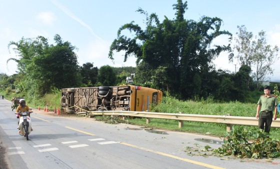 Lật xe khách ở Kon Tum, 5 người thương vong - Ảnh 1. Lật xe khách ở Kon Tum, 5 người thương vong - Ảnh 1.
