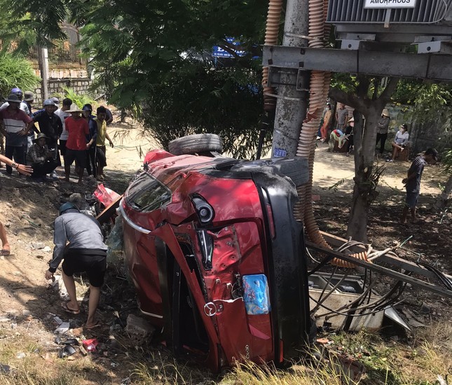 Ô tô bẹp dúm sau khi tông vào trạm biến áp, 4 người bị thương